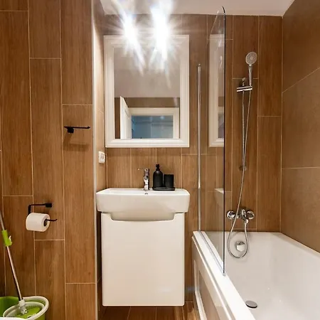 Stylish Near Center Apartment *